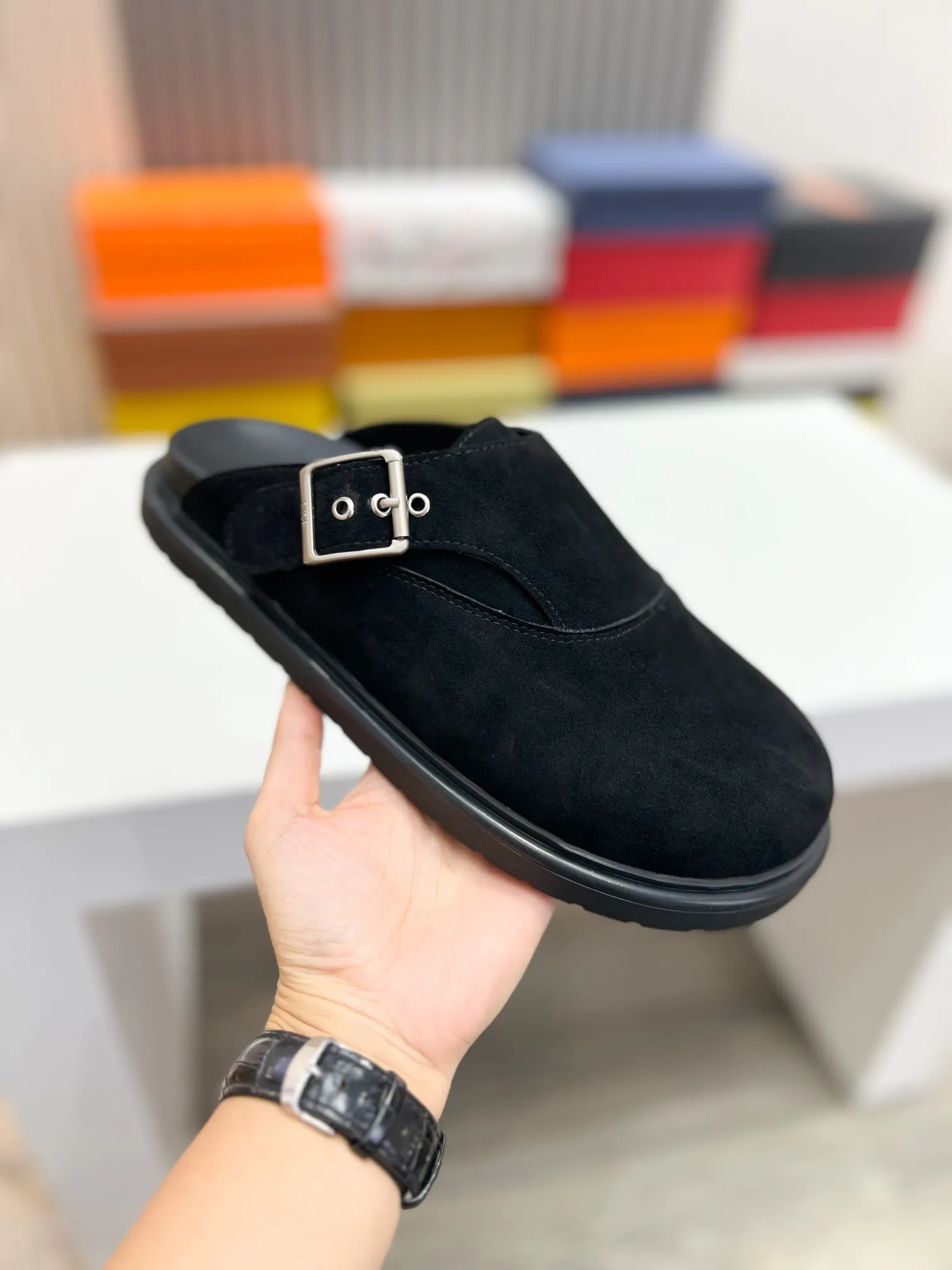 P380 [DIOR] Size 39-44 (38.45 custom-made) 2025ss Dior’s latest men’s slippers are a must-have. Dior Alias ​​Men's Genuine Leather Slippers This summer new Alias ​​sandal embodies a casual and elegant style. Carefully crafted from grained cow leather and Oblique printed fabric, with cowhide lining! Cross-strap design with metal-clad brass CD Diamond logo. The imported cowhide leather and rubber sole adds sophistication and comfort, while Oblique print-effect anti-slip panels add style. No. 012